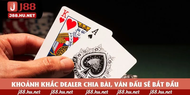 Khoảnh khắc dealer chia bài, ván đấu sẽ bắt đầu Khoảnh khắc dealer chia bài, ván đấu sẽ bắt đầu